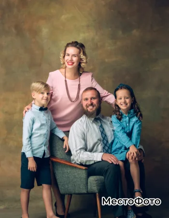 Пример успешной реализации услуги семейная фотосессия на МестоФото.РФ — наш профессионал создаст для вас уникальные и запоминающиеся материалы